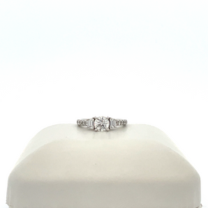 14k White Gold Engagement Ring with Round Center