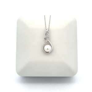 Lady's 10k White Gold Pearl Necklace