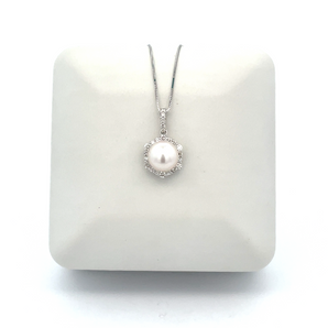 Lady's 14k White Gold Pearl Necklace