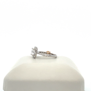 18k White Gold Engagement Ring with Cubic Zirconia Round Center