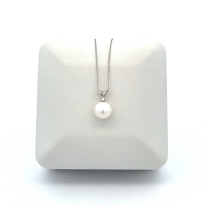 Lady's 14k White Gold Pearl Necklace