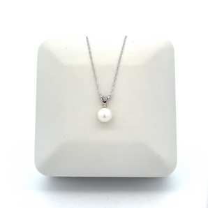 Lady's 14k White Gold Pearl Necklace